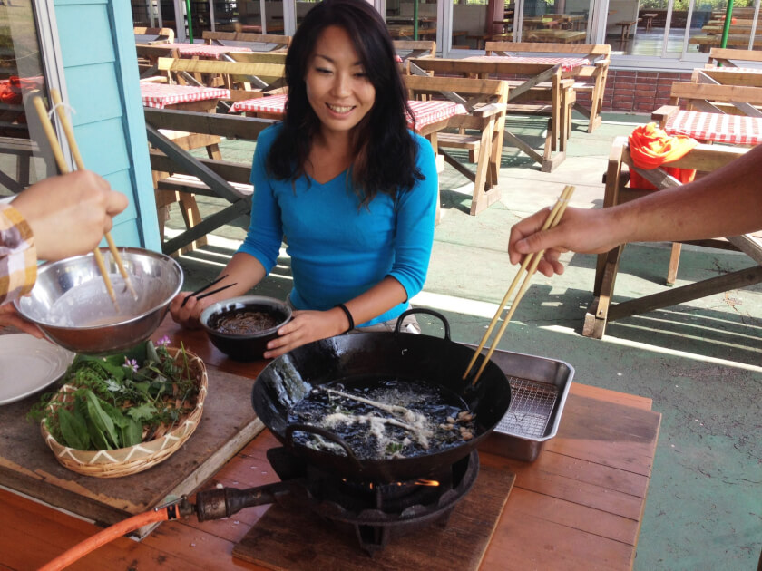 鳥取・森の国》大山 山菜摘みと天ぷらそば作り体験 | 鳥取ツアーズ